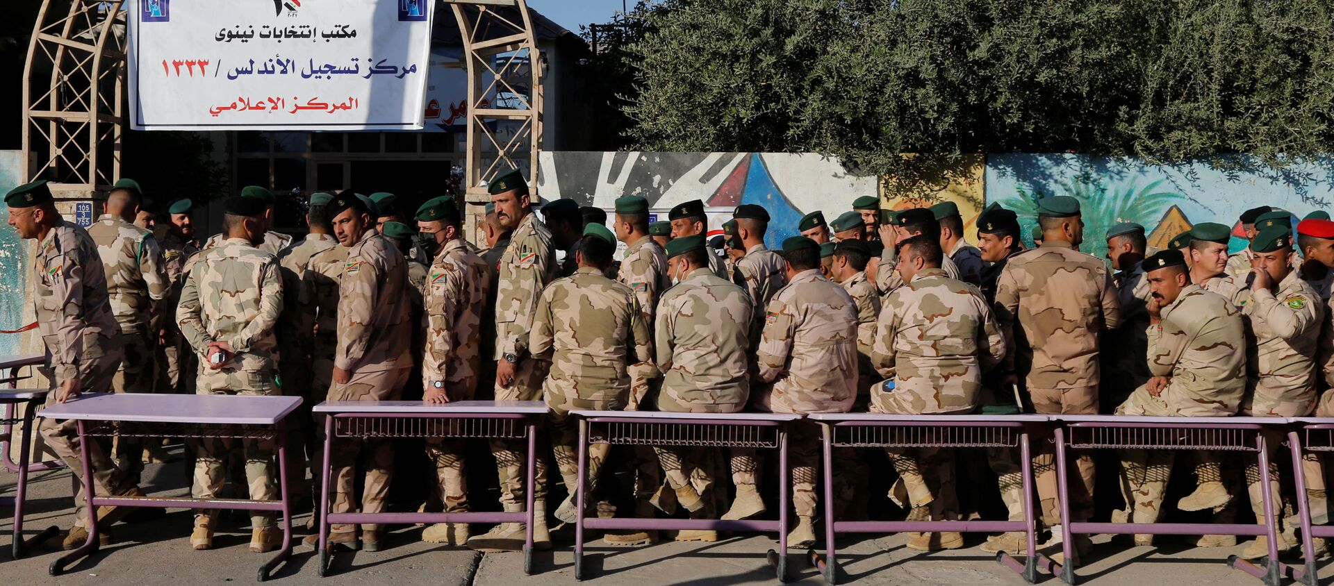قوات الأمن العراقي تشارك في التصويت في الانتخابات العراقية في الموصل، العراق 8 أكتوبر 2021 - سبوتنيك عربي, 1920, 09.10.2021