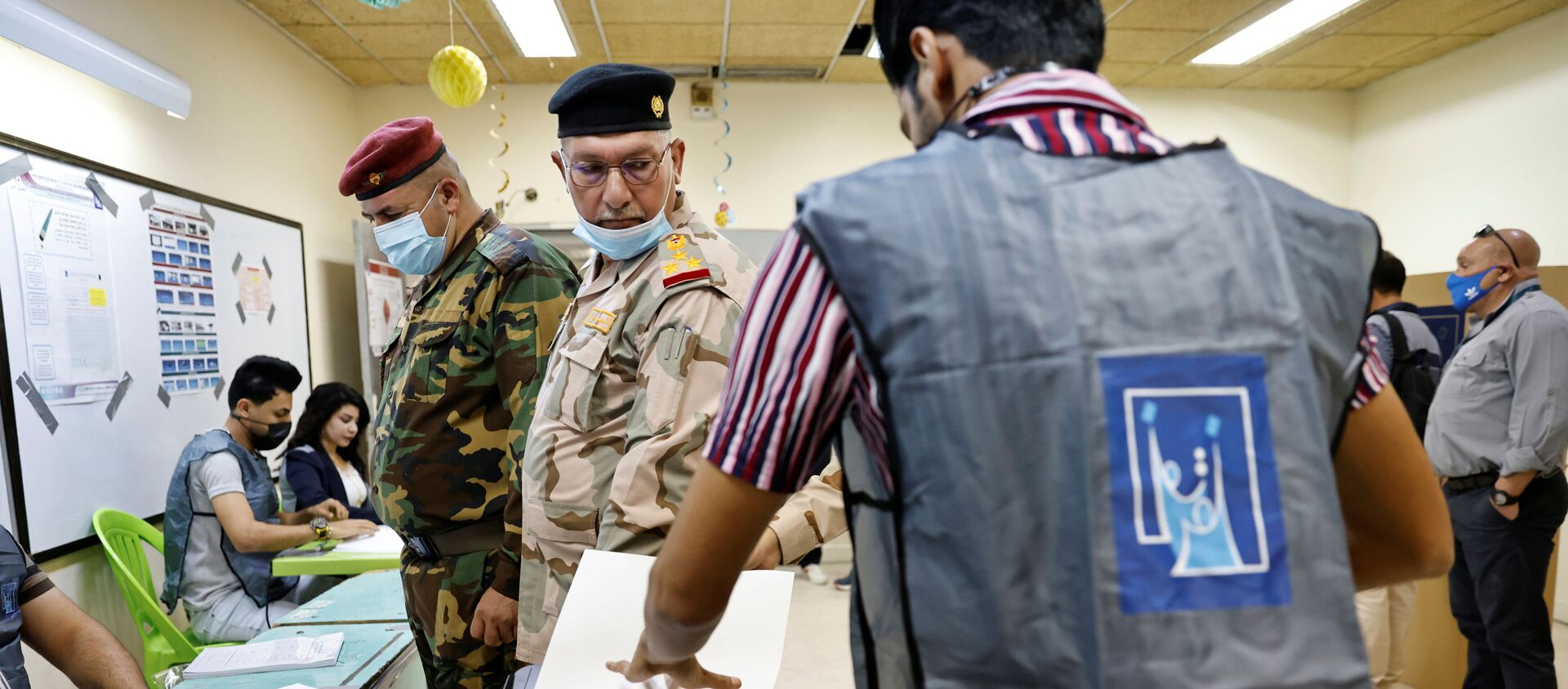 قوات الأمن العراقي تشارك في التصويت في الانتخابات العراقية في بغداد، العراق 8 أكتوبر 2021 - سبوتنيك عربي, 1920, 09.10.2021