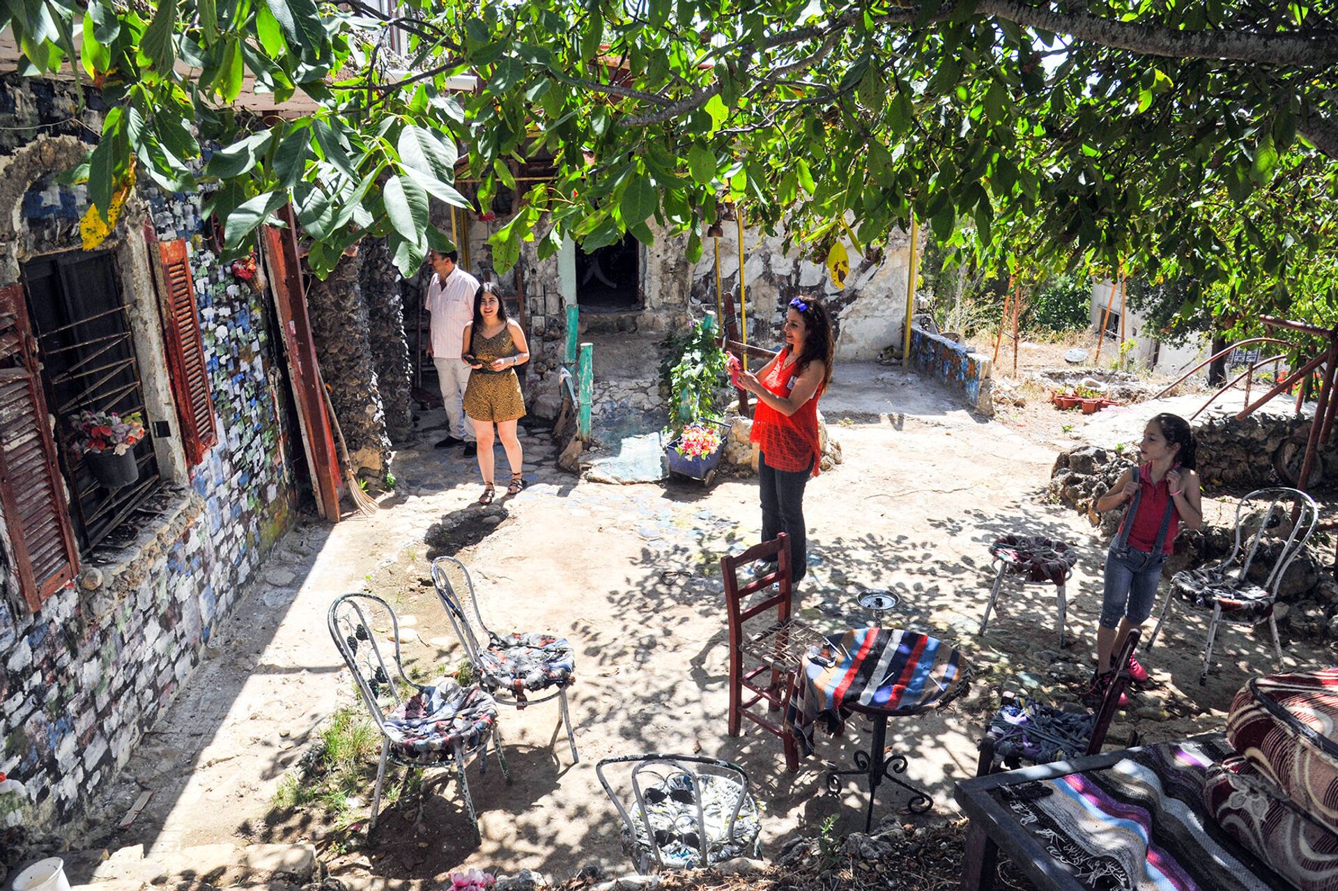 فنانة تشكيلية تعيد إحياء أصالة الريف السوري وتحوّل منزلها للوحة فنية، اللاذقية، سوريا - سبوتنيك عربي, 1920, 23.11.2021