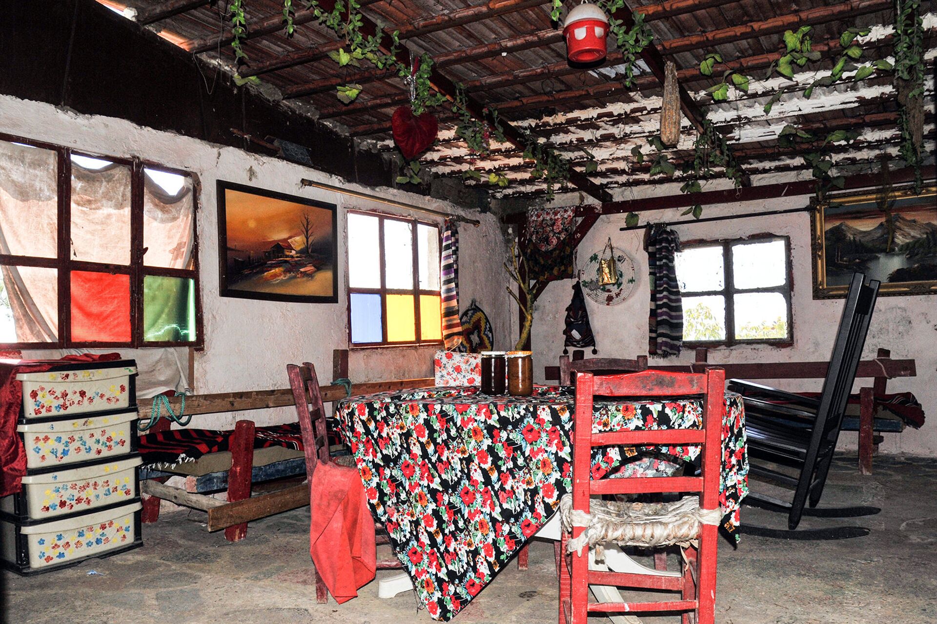 فنانة تشكيلية تعيد إحياء أصالة الريف السوري وتحوّل منزلها للوحة فنية، اللاذقية، سوريا - سبوتنيك عربي, 1920, 23.11.2021