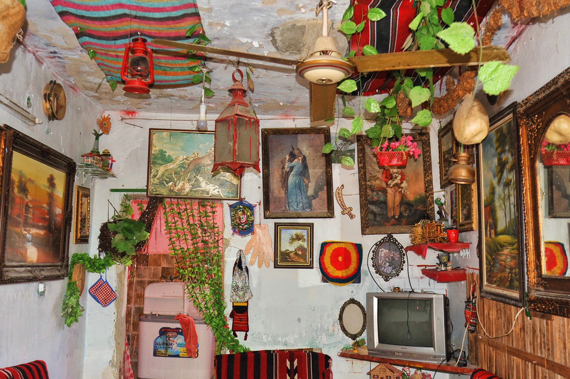 فنانة تشكيلية تعيد إحياء أصالة الريف السوري وتحوّل منزلها للوحة فنية، اللاذقية، سوريا - سبوتنيك عربي, 1920, 23.11.2021