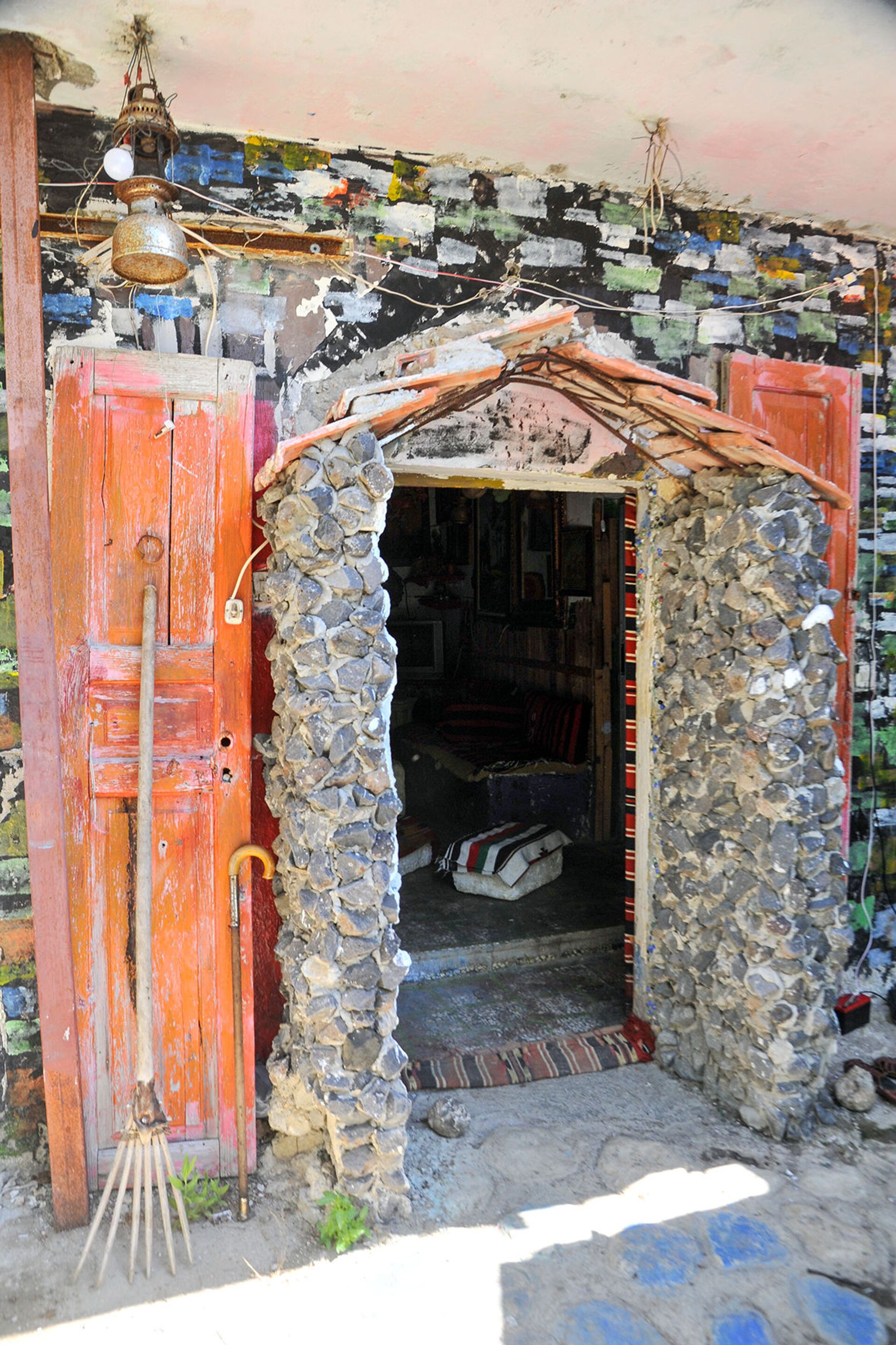 فنانة تشكيلية تعيد إحياء أصالة الريف السوري وتحوّل منزلها للوحة فنية، اللاذقية، سوريا - سبوتنيك عربي, 1920, 23.11.2021