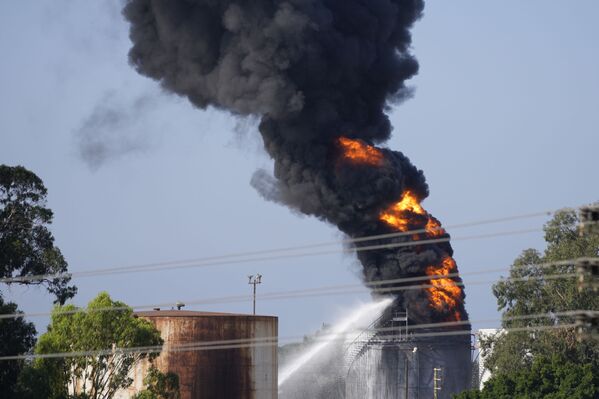 عملية اطفاء حريق صهريج الوقود في الزهراني، في مدينة صيدا جنوبي لبنان، 11 أكتوبر 2021 - سبوتنيك عربي