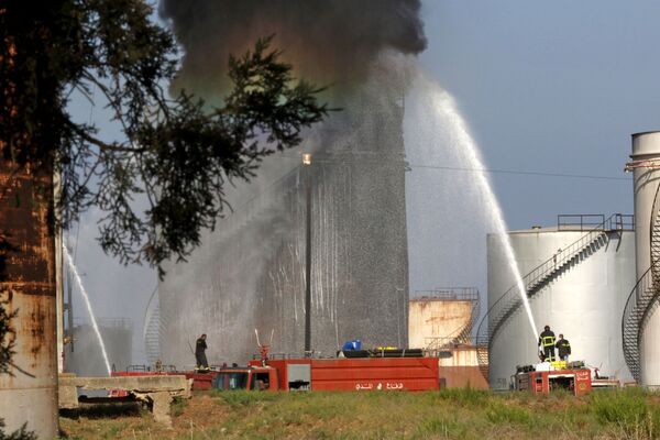 عملية اطفاء حريق صهريج الوقود في الزهراني، في مدينة صيدا جنوبي لبنان، 11 أكتوبر 2021 - سبوتنيك عربي