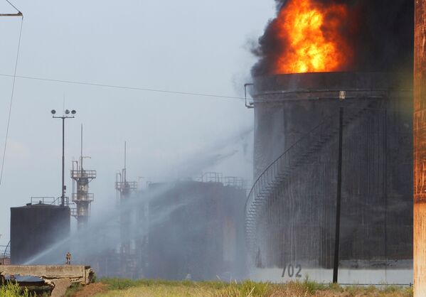 عملية اطفاء حريق صهريج الوقود في الزهراني، في مدينة صيدا جنوبي لبنان، 11 أكتوبر 2021 - سبوتنيك عربي