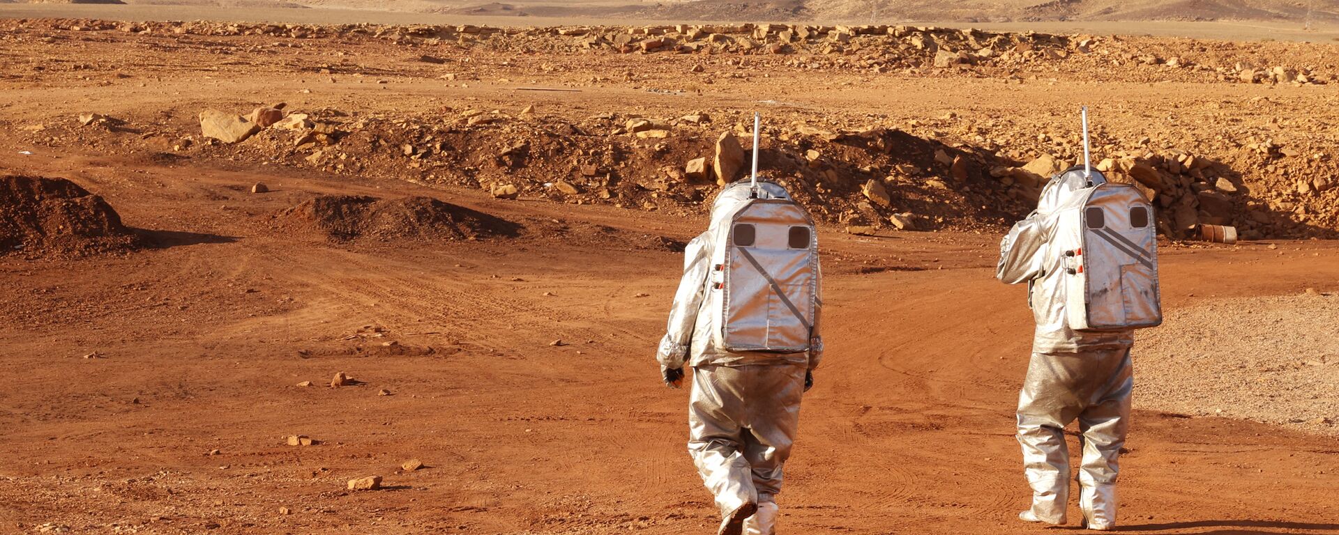 رواد فضاء من فريق من أوروبا وإسرائيل يرتدون بدلات فضائية خلال مهمة تدريبية لكوكب المريخ، في موقع يحاكي محطة خارج الموقع في حفرة رامون في متسبي رمون في صحراء النقب جنوب إسرائيل في 10 أكتوبر 2021. - سبوتنيك عربي, 1920, 28.10.2021
