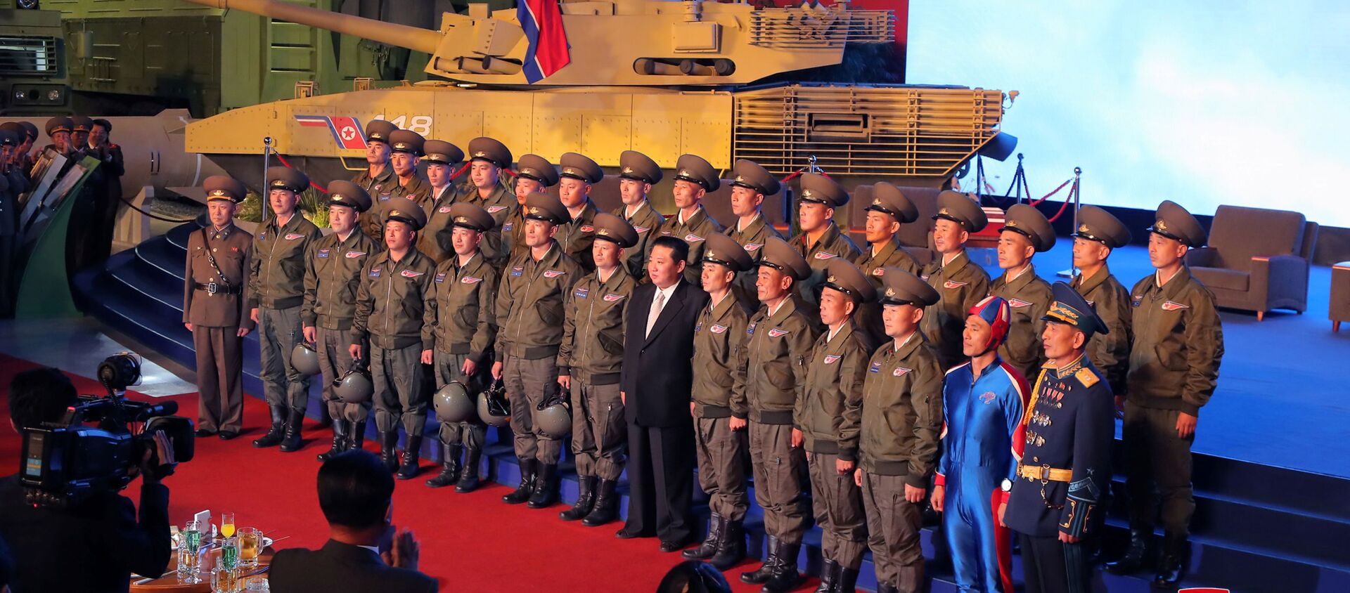 زعيم كوريا الشمالية كيم جونغ أون يتحدث إلى المسؤولين بجوار الأسلحة والمركبات العسكرية المعروضة، بما في ذلك الصواريخ الباليستية العابرة للقارات (ICBM)، في معرض تطوير الدفاع، في بيونغ يانغ، كوريا الشمالية، 12 أكتوبر 2021 . - سبوتنيك عربي, 1920, 14.10.2021