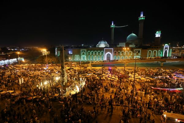 أنصار مقتدى الصدر العراقي يحتفلون بنتائج الانتخابات البرلمانية العراقية في النجف، العراق 11 أكتوبر 2021 - سبوتنيك عربي
