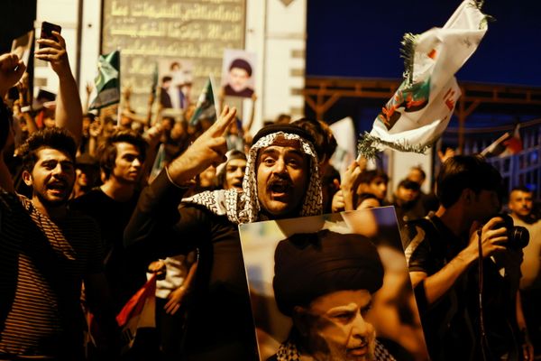 أنصار مقتدى الصدر العراقي يحتفلون بنتائج الانتخابات البرلمانية العراقية في النجف، العراق 11 أكتوبر 2021 - سبوتنيك عربي