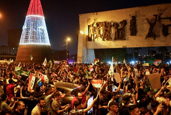 أنصار مقتدى الصدر العراقي يحتفلون بنتائج الانتخابات البرلمانية العراقية في النجف، العراق 11 أكتوبر 2021 - سبوتنيك عربي