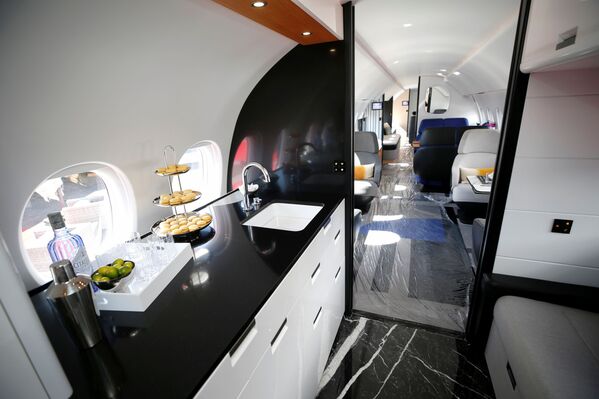 منظر داخل نموذج لطائرة رجال الأعمال من طراز Dassault Aviation Falcon 10X في مطار هندرسون خلال  مؤتمر ومعرض طيران الأعمال NBAA في هندرسون، ولاية نيفادا، الولايات المتحدة، 12 أكتوبر 2021. - سبوتنيك عربي