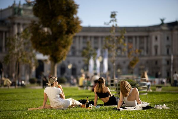 تقضي النساء نزهة أمام قصر هوفبورغ خلال يوم خريفي دافئ في فيينا، النمسا 3 أكتوبر 2021. - سبوتنيك عربي