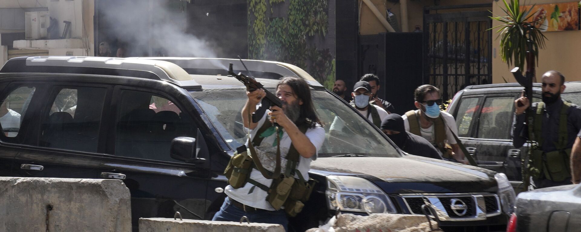 أنصار حزب الله خلال الاشتباكات في حي الطيونة، بيروت، لبنان 14 أكتوبر 2021 - سبوتنيك عربي, 1920, 03.05.2022