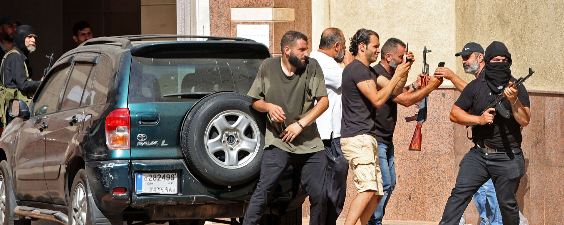 أنصار حزب الله وحركة أمل خلال الاشتباكات في حي الطيونة، بيروت، لبنان 14 أكتوبر 2021 - سبوتنيك عربي, 1920, 04.05.2022