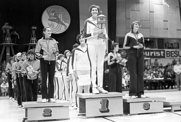 لاعبة كرة السلة السوفيتية أوليانا سيميونوفا (المركز الأول)، 2.13 م، 1979 - سبوتنيك عربي