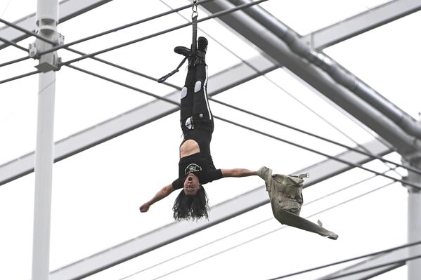 يقدم الساحر ماجيشان كريس أنجيل عرضًا قبل مباراة كرة قدم NFL بين فريقي لاس فيغاس رايدرز و شيكاغو بيرز في لاس فيغاس، الولايات المتحدة 10 أكتوبر 2021 - سبوتنيك عربي