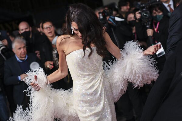 وصول أمل كلوني إلى العرض الأول لفيلم ذا تندر بار (The Tender Bar) خلال مهرجان لندن السينمائي (2021 BFI) في لندن، إنجلترا 10 أكتوبر 2021. - سبوتنيك عربي