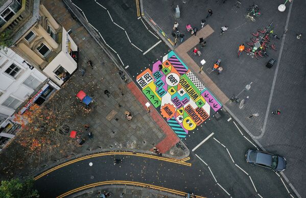 يعبر المشاة الممر الذي تم تركيبه حديثًا، صممته شركة العلوم السلوكية المحلية So-Mo للتشجيع على زيادة استخدام ممرات المشاة في منطقة تعتبر نقطة رئيسة لحوادث السير في ليفربول، شمال غرب إنجلترا في 13 أكتوبر 2021.

يذكر أن مدينة ليفربول تسجل أعلى معدلات إصابات المشاة البالغين في البلاد. - سبوتنيك عربي