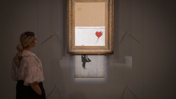 لوحة الحب في سلة المهملات لفنان الشارع البريطاني بانكسي بعد تمزيقها وعرضها مرة أخرى للبيع في لندن - سبوتنيك عربي