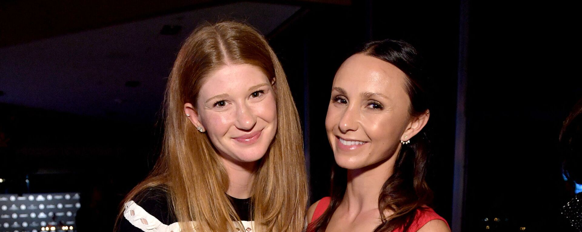 من اليسار: جينيفر غيتس مع صديقتها، جورجينا بلومبرغ - سبوتنيك عربي, 1920, 17.10.2021