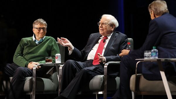  المليارديران بيل غيتس (إلى اليسار) ووارن بافيت (في المنتصف) والصحفي تشارلي روز (إلى اليمين) - سبوتنيك عربي