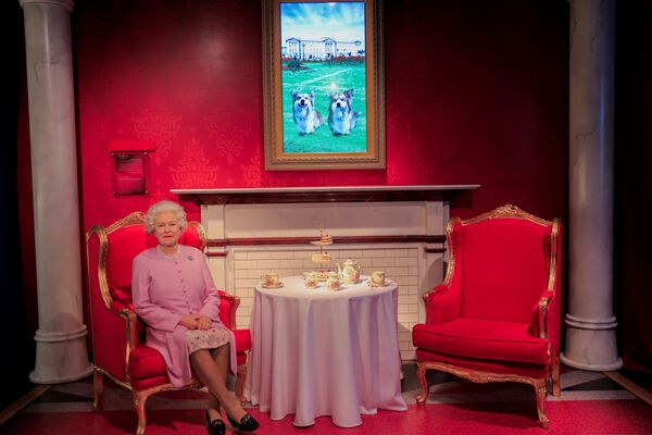 تمثال شمعي لملكة بريطانيا العظمى إليزابيث الثانية، في افتتاح متحف مدام توسو دبي، الإمارات العربية المتحدة، 18 أكتوبر 2021 - سبوتنيك عربي