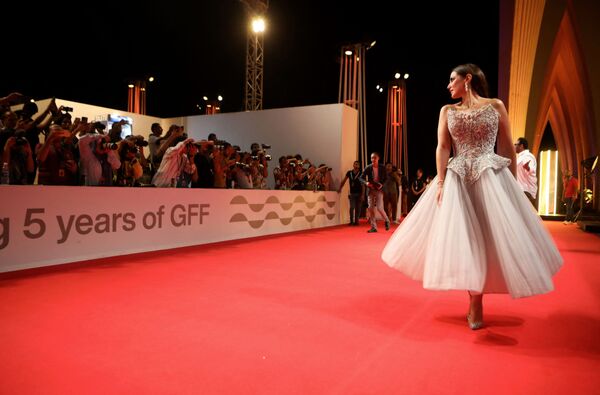  الممثلة التونسية درة زروق على السجادة الحمراء لمهرهان الجونة السينمائي بدورته الخامسة، مصر 15 أكتوبر 2021 - سبوتنيك عربي