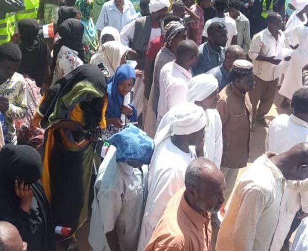 المحتجين والمنشقين عن تحالف الحرية والتغيير المعتصمين أمام القصر الجمهوري في الخرطوم - سبوتنيك عربي