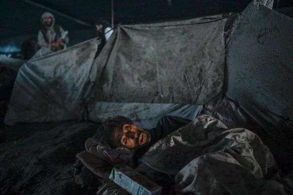 مدمن مخدرات ينام تحت جسر، حيث يقيم المئات من المدمنين في مدينة كابول، أفغانستان 9 أكتوبر 2021 - سبوتنيك عربي