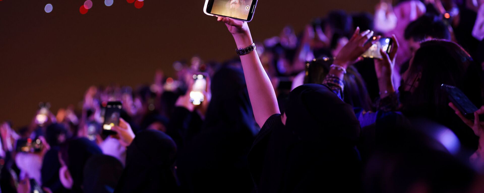 امرأة ضمن الجمهور تلتقط صورة في حفل افتتاح مهرجان موسم الرياض في الرياض، المملكة العربية السعودية، 20 أكتوبر 2021.  - سبوتنيك عربي, 1920, 30.11.2021