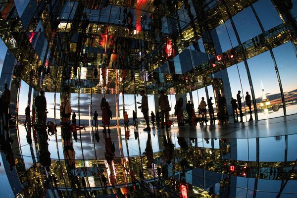 يستمتع الناس بمشاهدة بانوراما مدينة نيويورك أثناء افتتاح منصة المشاهدة SUMMIT One Vanderbilt أمام الزوار، الذي ينتشر على طول الطوابق الأربعة العلوية من برج One Vanderbilt الجديد في وسط مانهاتن، في مدينة نيويورك، الولايات المتحدة، 18 أكتوبر 2021. - سبوتنيك عربي