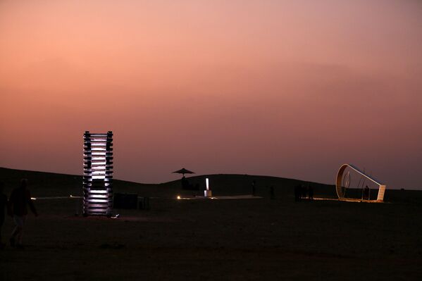 Installations by Joгo Trevisan, entitled ‘body that rises’ (L) and, “here have I returned” by Sherin Guirguis, sit facing the pyramids on the Giza Plateau on October 23, 2021. Art D’Йgypte launched its 4th annual exhibition entitled “Forever Is Now” 2021, the first international art exhibition to take place at the Giza Pyramids & the surrounding Giza Plateau  - سبوتنيك عربي