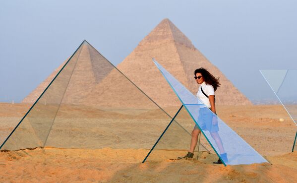 معرض الأبد هو الآن على خلفية الأهرامات في الجيزة، مصر 23 أكتوبر 2021. - سبوتنيك عربي