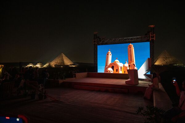 معرض الأبد هو الآن على خلفية الأهرامات في الجيزة، مصر 23 أكتوبر 2021. - سبوتنيك عربي