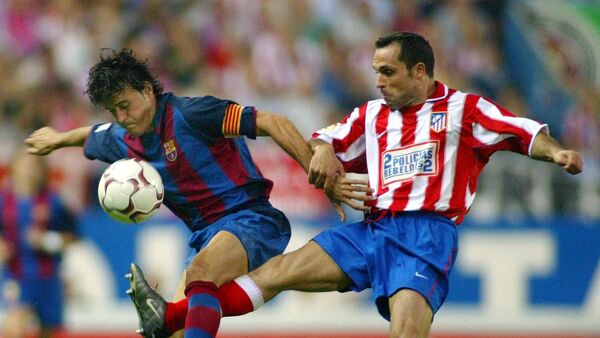 لاعب برشلونة لويس إنريكي (يسار) يتنافس مع سيرجي بارجوان (يمين) لاعب أتليتكو ​​مدريد خلال مباراة الدوري الإسباني - سبوتنيك عربي