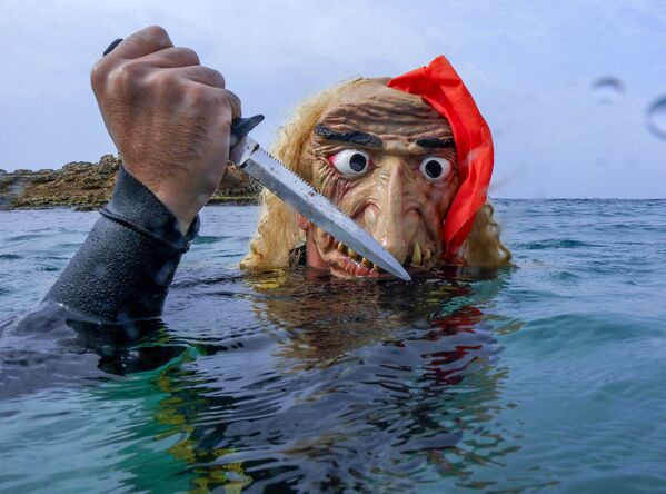 غواص يرتدي زي الهالوين في قاع البحر في مدينة البترون شمال لبنان، 28 أكتوبر 2021 - سبوتنيك عربي