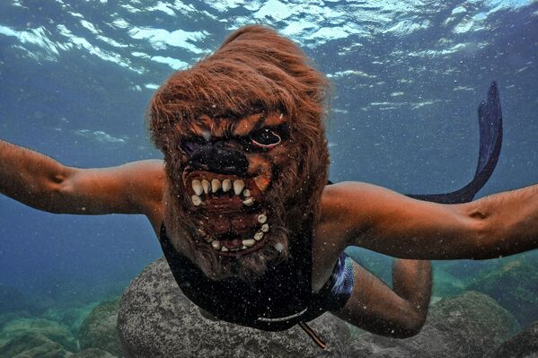 غواص يرتدي زي الهالوين في قاع البحر في مدينة البترون شمال لبنان، 28 أكتوبر 2021 - سبوتنيك عربي