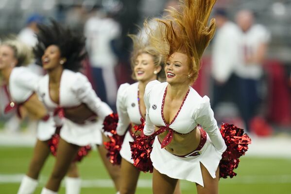 فرقة تشجيع أريزونا كاردينالز خلال النصف الأول من مباراة كرة القدم في اتحاد كرة القدم الأمريكي ضد فريق هيوستن تكساس، في غلينديل، أريزونا، 24 أكتوبر 2021 - سبوتنيك عربي