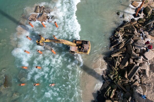 جرافة تعمل في البحر لبناء مقهى في مدينة غزة، قطاع غزة، فلسطين 27 أكتوبر 2021 - سبوتنيك عربي