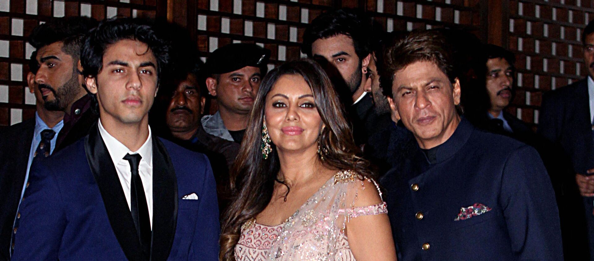 نجم بوليوود، شاروخان، مع زوجته جوري خان، ونجلها آريان خان - سبوتنيك عربي, 1920, 31.10.2021