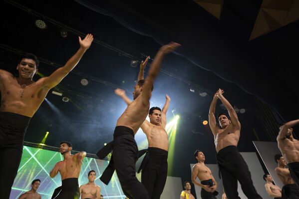 المشاركون في مسابقة رجل فنزويلا الوسيم، وهي تعادل مسابقة ملكة جمال الرجال في كاراكاس، فنزويلا، 30 أكتوبر 2021 - سبوتنيك عربي