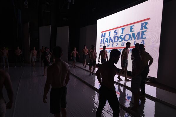 المشاركون في مسابقة رجل فنزويلا الوسيم، وهي تعادل مسابقة ملكة جمال الرجال في كاراكاس، فنزويلا، 30 أكتوبر 2021 - سبوتنيك عربي