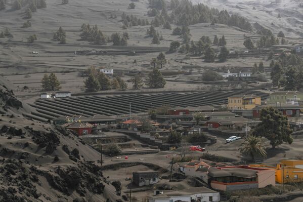 رماد بركان لا بالما يغطي كل ما حوله، جزر الكناري، إسبانيا 29 أكتوبر 2021 - سبوتنيك عربي
