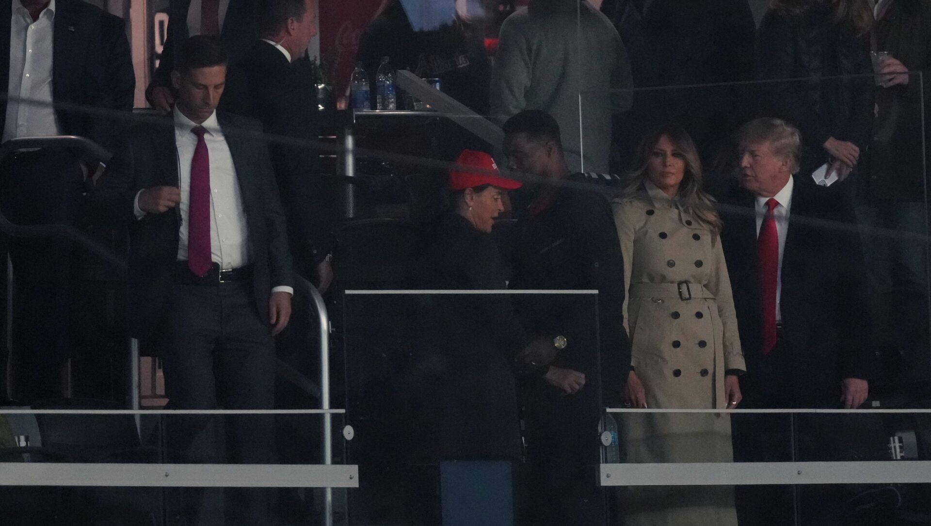 الرئيس الأمريكي السابق، دونالد ترامب، وزوجته، ميلانيا ترامب، يحضران المباراة الرابعة من بطولة العالم للبيسبول 2021 بين أتلانتا، جورجيا، أمريكا، 30 أكتوبر/ تشرين الأول 2021 الرئيس الأمريكي السابق، دونالد ترامب، وزوجته، ميلانيا ترامب، يحضران المباراة الرابعة من بطولة العالم للبيسبول 2021 بين أتلانتا، جورجيا، أمريكا، 30 أكتوبر/ تشرين الأول 2021 - سبوتنيك عربي, 1920, 01.11.2021