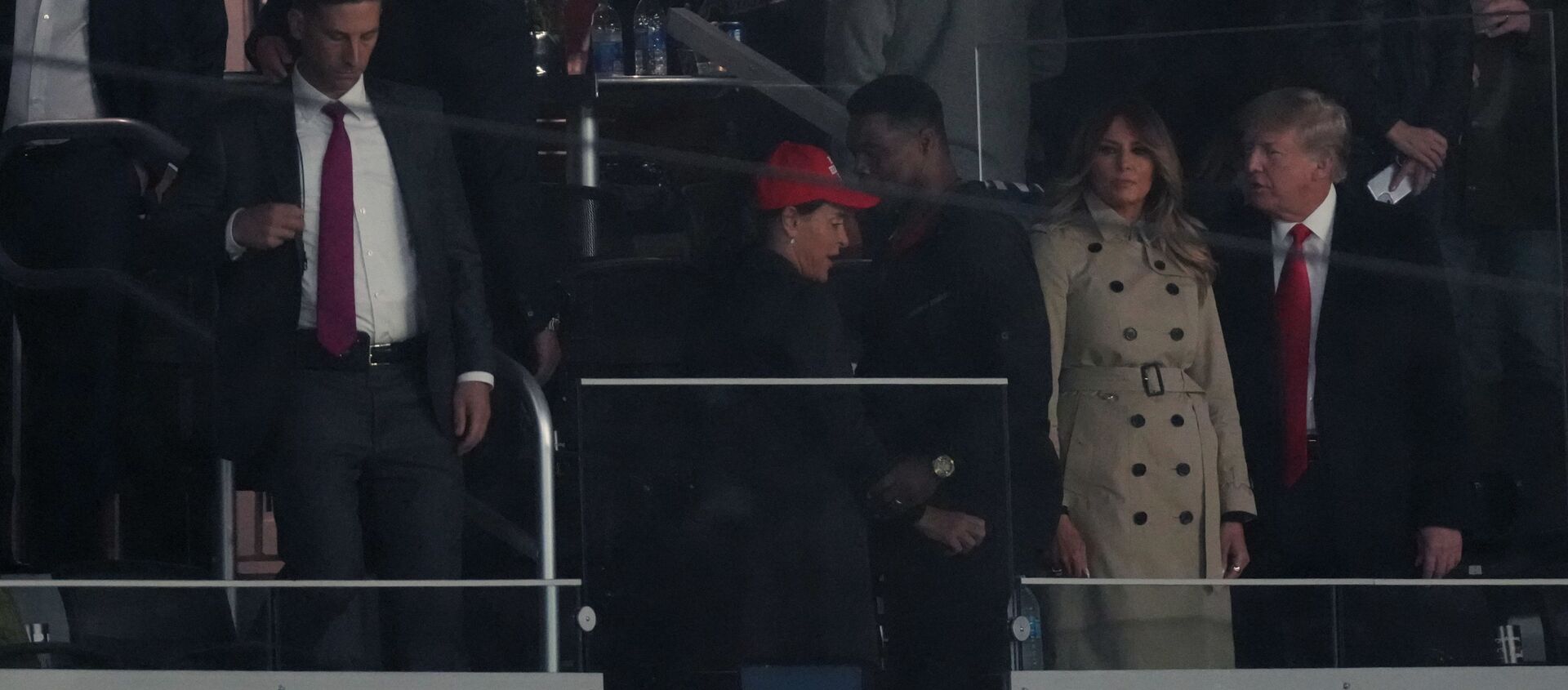 الرئيس الأمريكي السابق، دونالد ترامب، وزوجته، ميلانيا ترامب، يحضران المباراة الرابعة من بطولة العالم للبيسبول 2021 بين أتلانتا، جورجيا، أمريكا، 30 أكتوبر/ تشرين الأول 2021 - سبوتنيك عربي, 1920, 01.11.2021