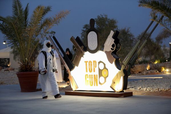 مدربة الأسلحة النارية السعودية، منى الخريص، في ميدان الرماية Top-Gun في الرياض، المملكة العربية السعودية، 28 أكتوبر 2021 - سبوتنيك عربي