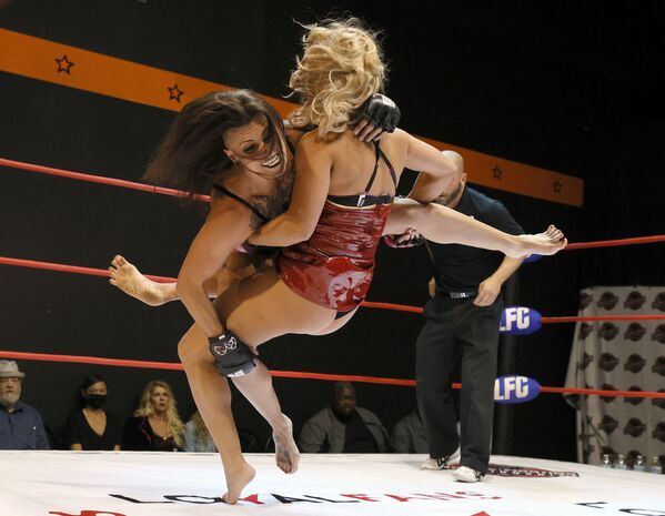 إم جي المسيطرة دوينو (يسار) و لورين الحيوان المفترس فوغل، خلال نزاع الفنون القتالية في الملابس الداخلية للنساء في FSW ملبع بأرينا إف إس دبليو في لاس فيغاس، نيفادا 31 أكتوبر 2021 - سبوتنيك عربي