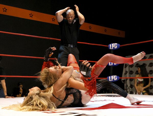 الحكم، باول ألان، ينظر إلى فيرونيكا فالينتين (يسار) و بيلا إنك، خلال نزاع الفنون القتالية في الملابس الداخلية للنساء في FSW ملبع بأرينا إف إس دبليو في لاس فيغاس، نيفادا 31 أكتوبر 2021 - سبوتنيك عربي