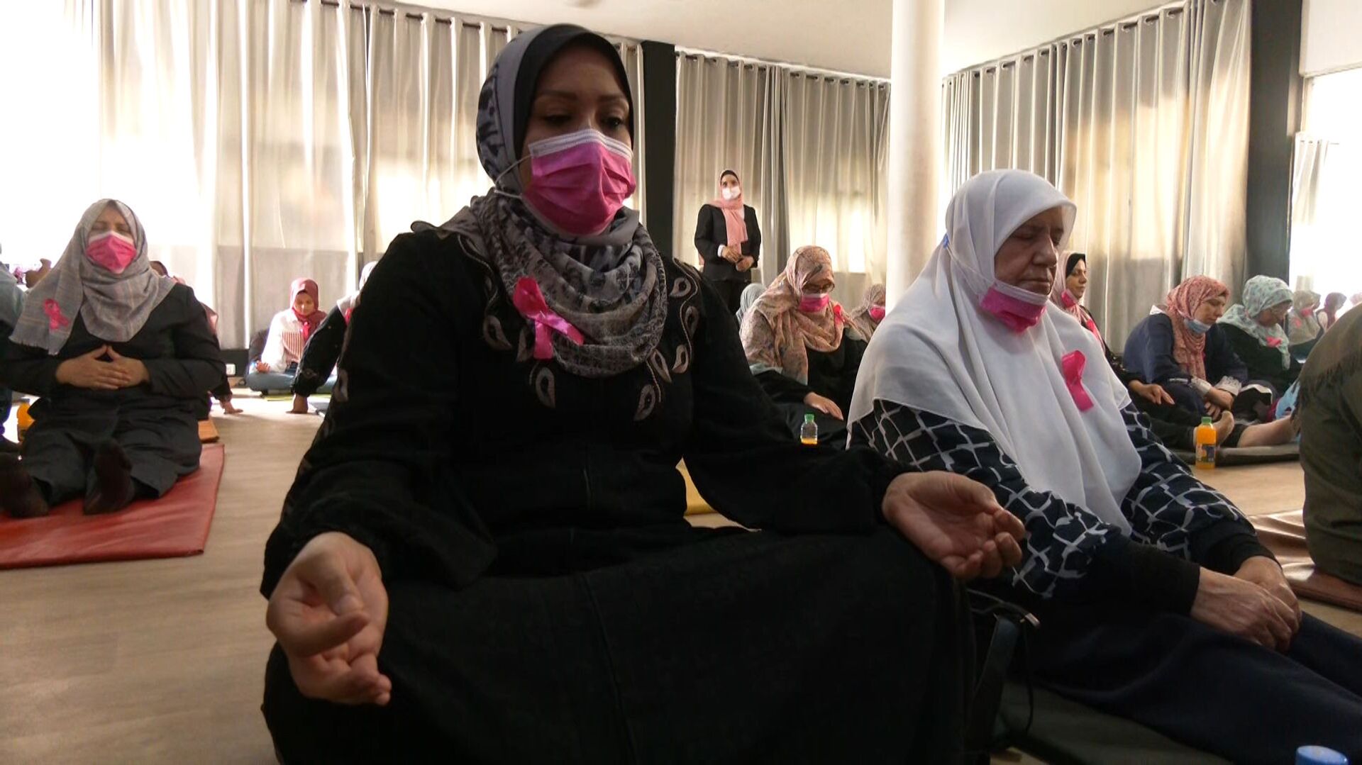 اليوغا تساعد مريضات السرطان وناجيات في غزة من التغلب على أوجاعهن  - سبوتنيك عربي, 1920, 23.11.2021