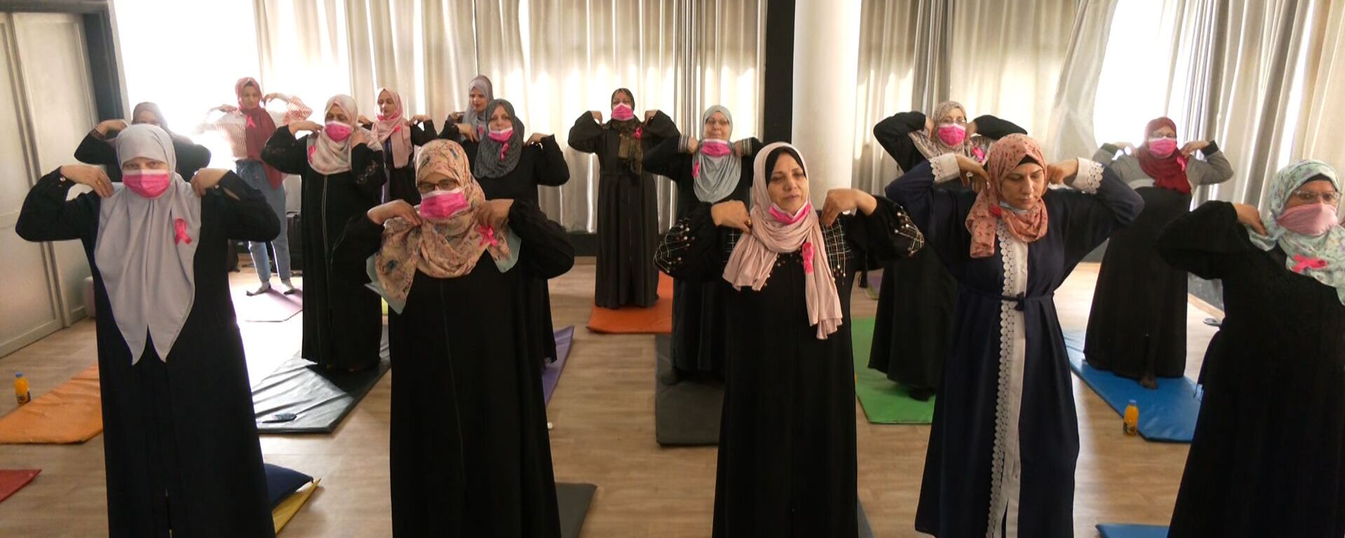 اليوغا تساعد مريضات السرطان وناجيات في غزة من التغلب على أوجاعهن  - سبوتنيك عربي, 1920, 04.11.2021